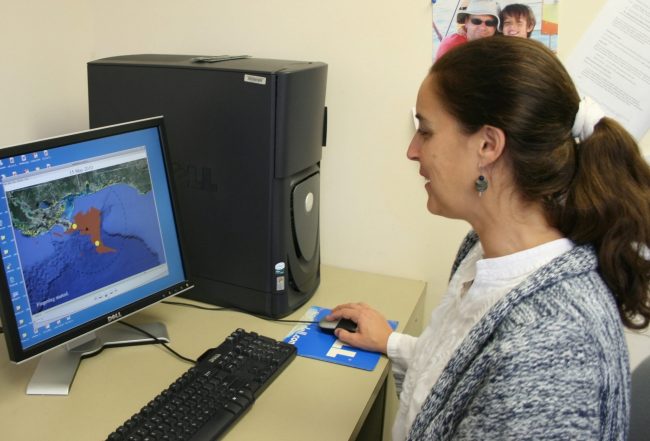 Maria Josefina Olascoaga at the University of Miami Rosenstiel School of Marine and Atmospheric Science uses results from LCS core analysis to show the movement of oil following the Deepwater Horizon oil spill. (Photo by Barbra Gonzalez)