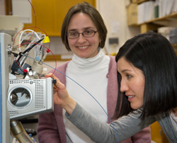 Elizabeth Kujawinski, left, and her colleague Melissa Soule monitor a mass spectrometer. (Image: Tom Kleindinst, Woods Hole Oceanographic Institution)