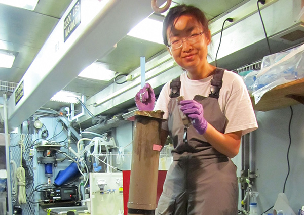 ECOGIG_TintingJoe-cruise-427-FEATURED In 2011 onboard the R/V Endeavor, Tingting Yang with the University of North Carolina at Chapel Hill works in the vessel’s web lab with sediment and water samples taken from the Gulf of Mexico. (Photo provided by T. Yang)
