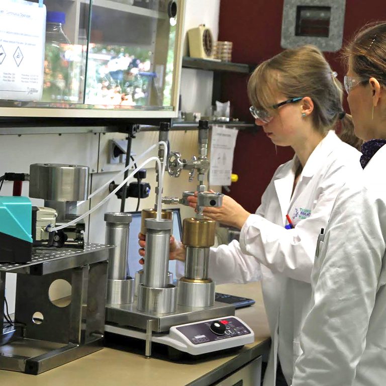 C-IMAGE_HighPressureGroup2 Drs. Martina Schedler and Ana Gabriela Valladares Juárez (far right) with the Hamburg University of Technology conduct bacterial experiments with high-pressure reactors. (Photo provided by Rudolf Müller)