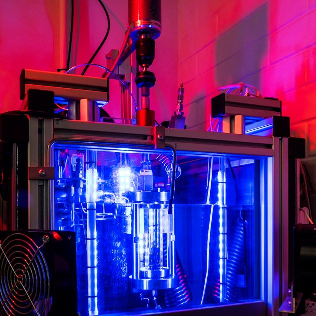 MGP-UWA-EMI-Jan15-056) Researchers used this autoclave apparatus with an external camera that visually captured oil droplets in water. (Photo provided by Zachary Aman)