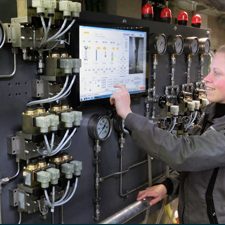 2_operating the lab_slider Karen operates a high-pressure test center. (Provided by Hamburg University of Technology)