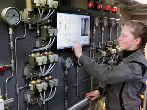 2_operating the lab_slider Karen operates a high-pressure test center. (Provided by Hamburg University of Technology)