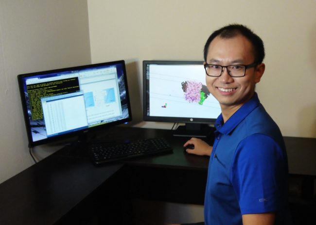 Zenghui_Zhang Co-author Zenghui Zhang works with molecular simulations to visualize the interactions of oil compounds with two Corexit surfactants (DOSS, SPAN 80) and their effects on aerosolization. (Photo provided by Zenghui Zhang)