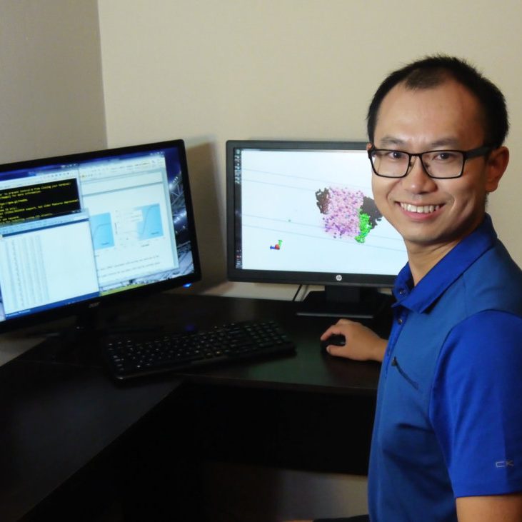 Zenghui_Zhang Co-author Zenghui Zhang works with molecular simulations to visualize the interactions of oil compounds with two Corexit surfactants (DOSS, SPAN 80) and their effects on aerosolization. (Photo provided by Zenghui Zhang)