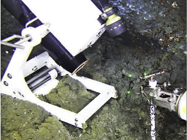 MacDonaldBubbleVideo Researchers positioned a newly-designed high-definition video camera in front of natural hydrocarbon vents and recorded bubble behavior at two GC600 seeps. (Figure 2 in publication, used with permission)