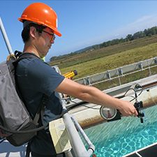 Pub_C-IMAGE_Sun_ShaojieSun Measures Spectral Reflectance_slider Shaojie Sun measured spectral reflectance in an oil tank experiment at the Ohmsett facility in New Jersey. Photo credit: Ohmsett facility