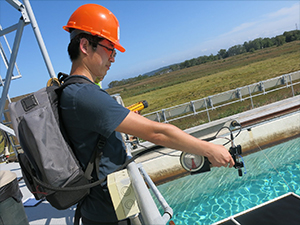 Shaojie Sun measured spectral reflectance in an oil tank experiment at the Ohmsett facility in New Jersey. Photo credit: Ohmsett facility