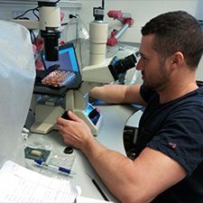 Almeda_OilSpillsRedTides_slider Lead author Dr. Rodrigo Almeda examines plankton samples as he studies the connection of oil spills and harmful algal blooms. Credit: R. Almeda