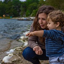 Abigail Bodner, a Ph.D student at Brown University, observes surface waves in Plymouth, Massachusetts with her son Micah. (Photo by Eyal Guzi)