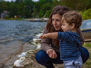 Abigail Bodner, a Ph.D student at Brown University, observes surface waves in Plymouth, Massachusetts with her son Micah. (Photo by Eyal Guzi)