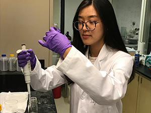 Ph.D. student Jiayi Deng prepares a bacterial suspension at the University of Pennsylvania’s Department of Chemical and Biomolecular Engineering. (Provided by Tianyi Yao)