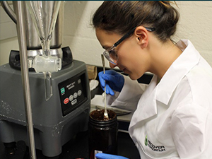 RECOVER_Pasparakis_DwHOilImpactsFish_slider Study author Dr. Christina Pasparakis, University of Miami’s Rosenstiel School of Marine and Atmospheric Science, conducted oil exposure experiments on early life stage mahi-mahi. Here she prepares a HEWAF (High-energy water-accommodated fraction) using oil collected during the Deepwater Horizon incident. Photo Credit: Dan DiNicola