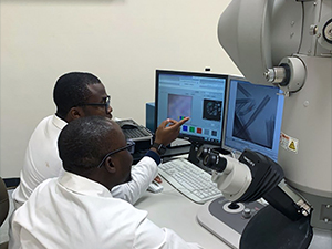 RFP5_Ojo_John_NanotubeStoppersAndSkins_TEMimaging_slider Study authors Olakunle Francis Ojo (top left) and Azeem Farinmade (bottom front), graduate students at Tulane University’s Department of Chemical & Biomolecular Engineering, analyze high-resolution Transmission Electron Microscopy images of clay halloysite particles. Photo by Igor Tsengam, Tulane University.